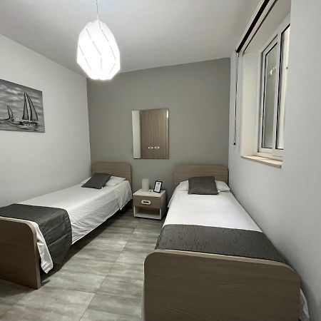F7 Room 2, Private Bedroom Two Single Beds Shared Bathroom In Shared Flat 음시다 외부 사진