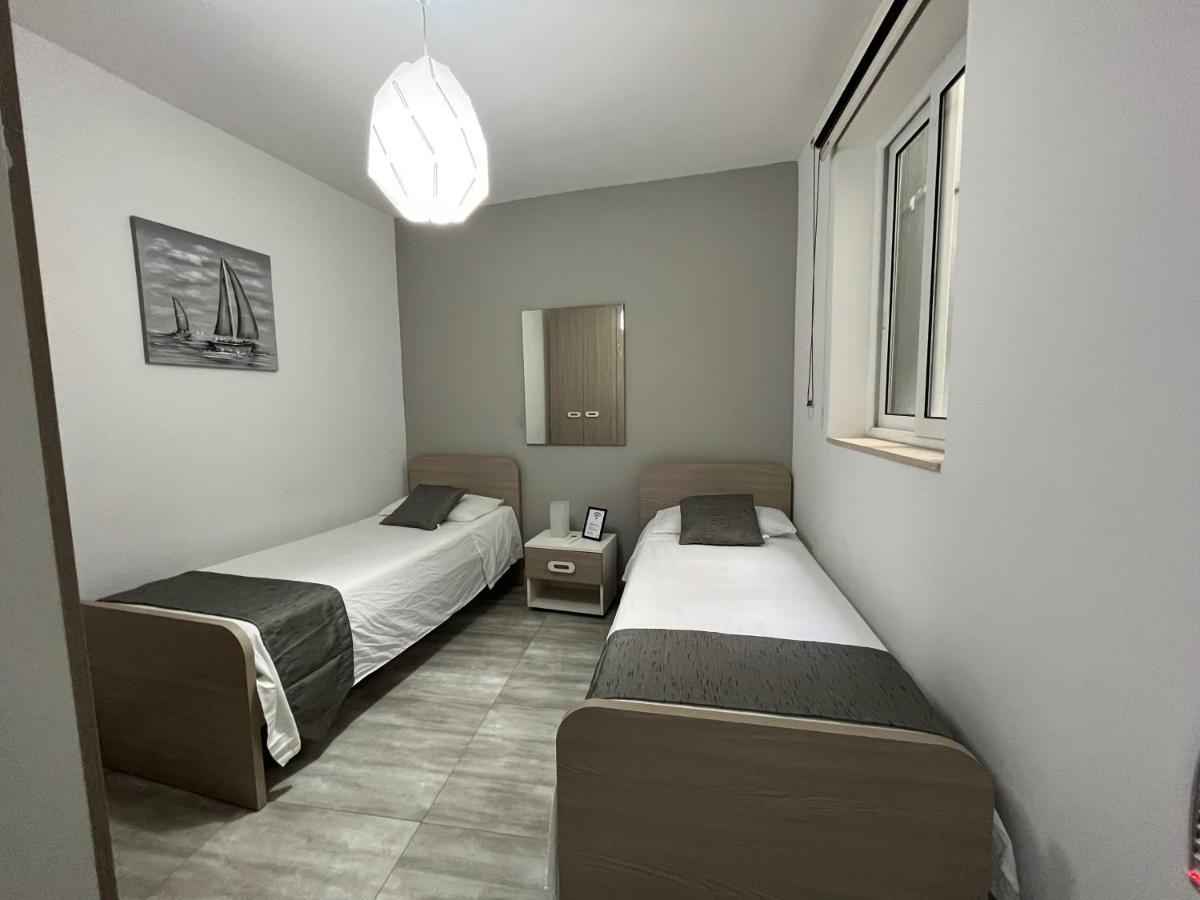 F7 Room 2, Private Bedroom Two Single Beds Shared Bathroom In Shared Flat 음시다 외부 사진